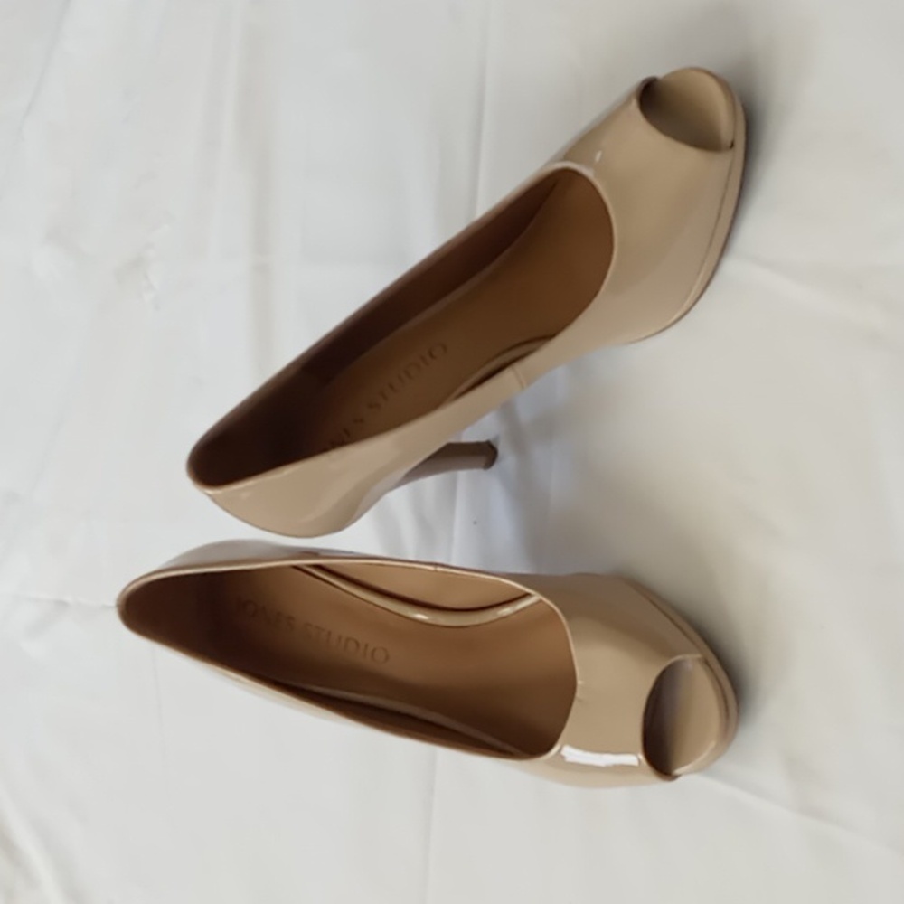 Jones Studio Avery Nude Peep Toe Heels Size 9